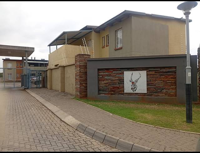 2 BEDROOM TOWNHOUSE FOR SALE IN WATERVAL EAST